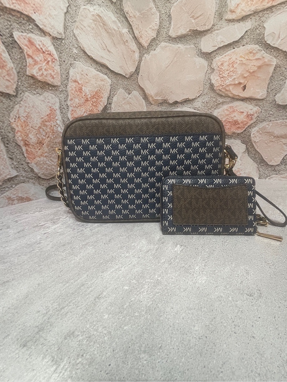 Michael Kors Charm Camera Crossbody & Matching Wallet Set Navy/Brown Logo - Picture 2 of 16
